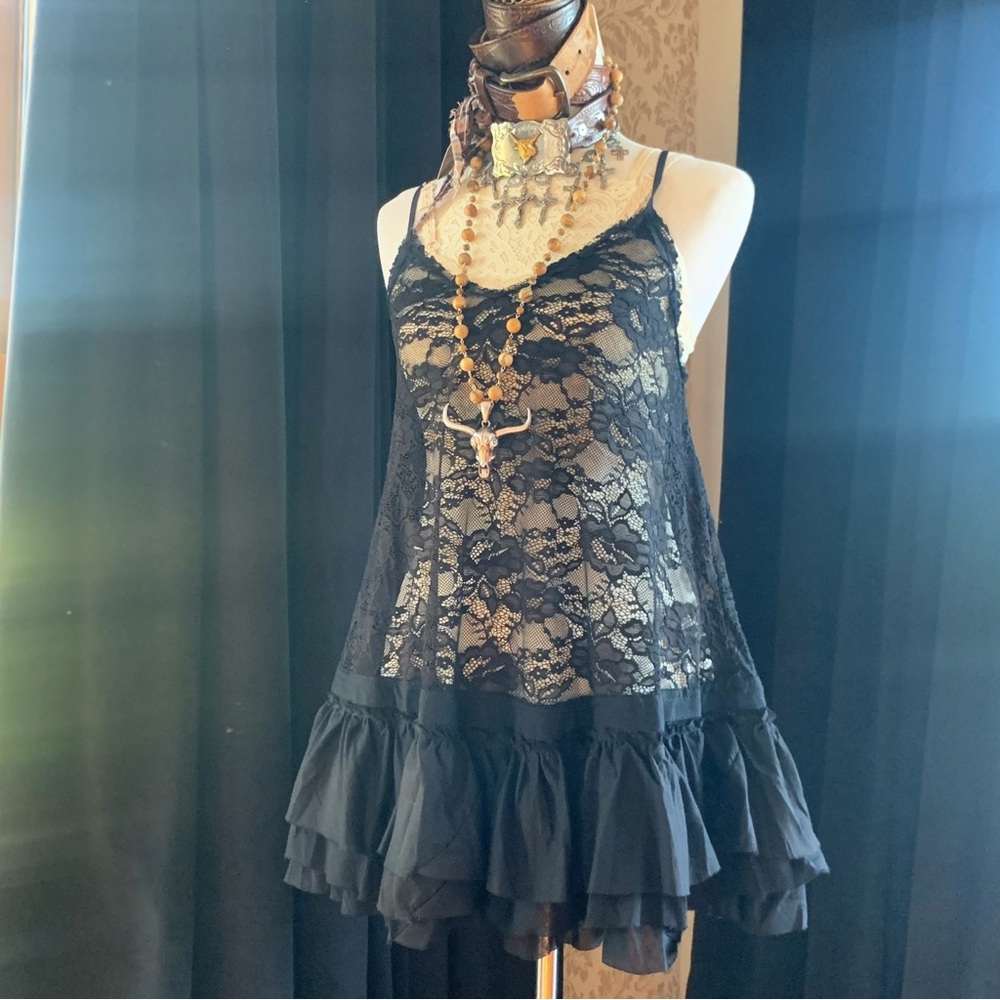 Black lace tank with ruffles - Picture 2 of 6